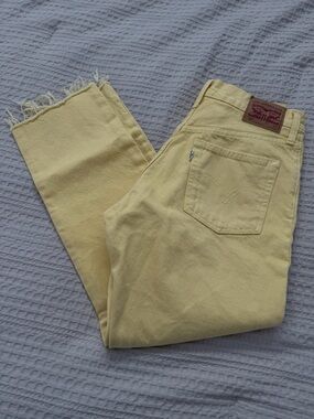 Levi’s | Yellow Jeans | 28